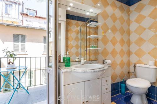 une salle de bain avec un lavabo et des toilettes dans l'établissement Suite La bohème Five stars Holiday house, à Nice
