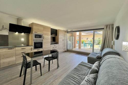 un salon avec un canapé et une table dans l'établissement Nice studio with balcony located in Fréjus, à Fréjus