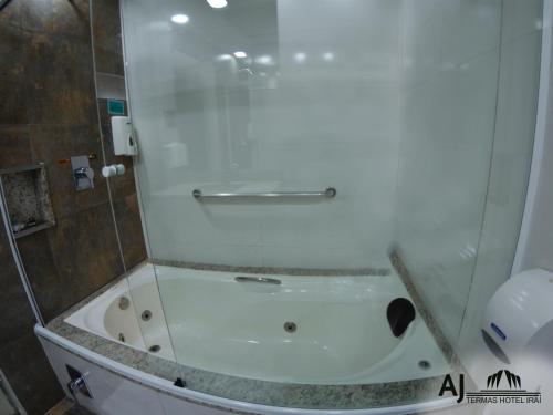 Bilik mandi di AJ TERMAS HOTEL IRAÍ