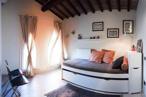 1 dormitorio con cama y ventana grande en Dépendance Petri, en Uzzano