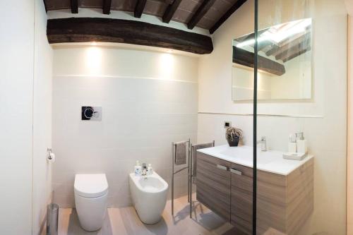 La salle de bains est pourvue de toilettes et d'un lavabo. dans l'établissement Dépendance Petri, à Uzzano