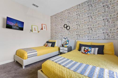 um quarto com 2 camas e uma parede de tijolos em Luxury Decor 5 BR townhome with pool SL4928 em Kissimmee