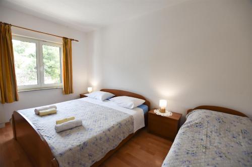 una camera con due letti e asciugamani di Apartments Karmen a Primošten