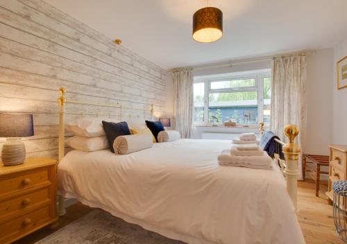 The Stables في Thurgarton: غرفة نوم بسرير كبير عليها شراشف ووسائد بيضاء