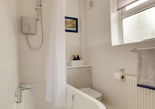 The Stables في Thurgarton: حمام أبيض مع دش ومرحاض