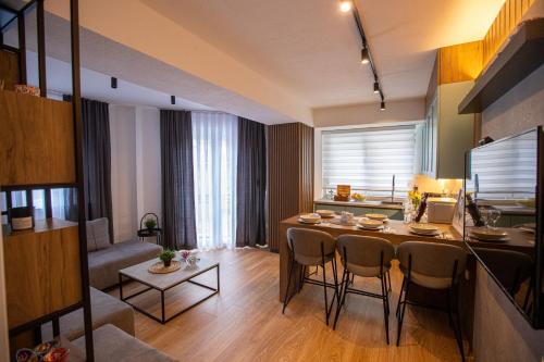 Zona d'estar a Modern Ozark Escape