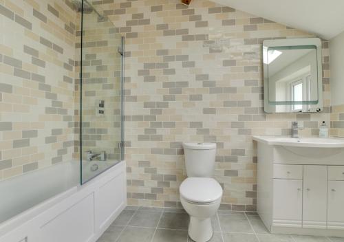 Edgefield的住宿－The Turnip House，浴室配有卫生间、盥洗盆和淋浴。