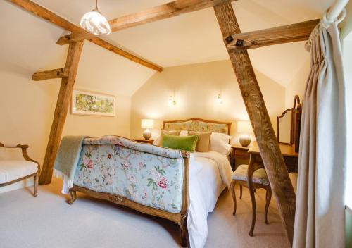 a bedroom with a bed and a desk in a room at Willow Cottage in Wighton