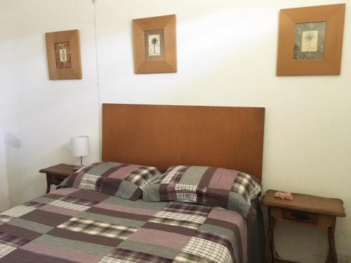 ein Schlafzimmer mit einem Bett mit einer karierten Decke in der Unterkunft Loft Campinas in Campinas