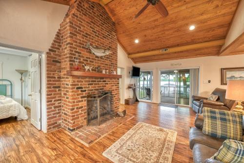 una sala de estar con chimenea de ladrillo y techos de madera. en Evergreen en Moneta