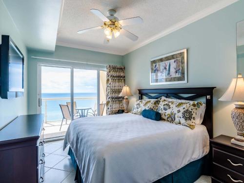 Un dormitorio con una cama y vista al mar. en Emerald Isle #1007, en Pensacola Beach