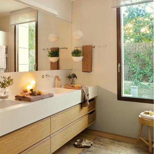 ein Badezimmer mit einem großen Waschbecken und einem Spiegel in der Unterkunft Ingenio 