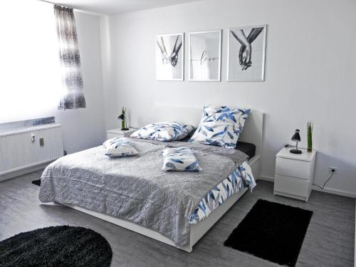 a bedroom with a bed with blue and white pillows at Ferienwohnung 90 m2 in Sulzbach 2 Minuten Fußweg zum Krankenhaus in Sulzbach