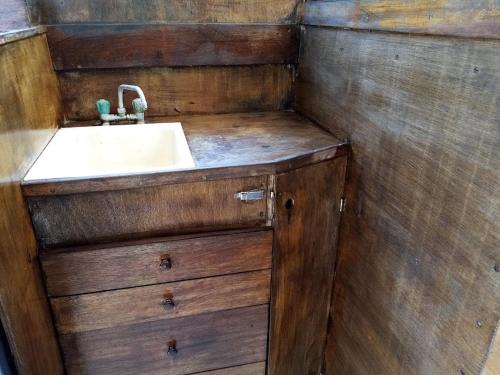 ニキティにあるSea And Houseの洗面台付きのバスルーム、木製の壁