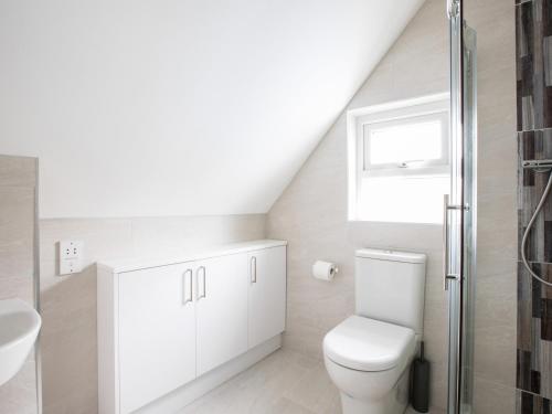 a bathroom with a toilet and a sink at Chy-An-Var in Polzeath