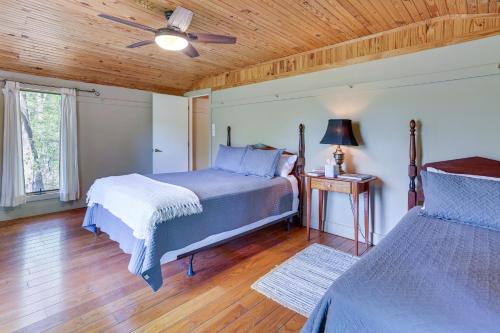1 dormitorio con 2 camas y ventilador de techo en Cozy Indiana Cabin Rental with Private Porch and Grill en Taswell