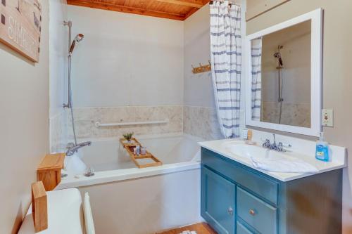y baño con bañera y lavamanos. en Cozy Indiana Cabin Rental with Private Porch and Grill en Taswell