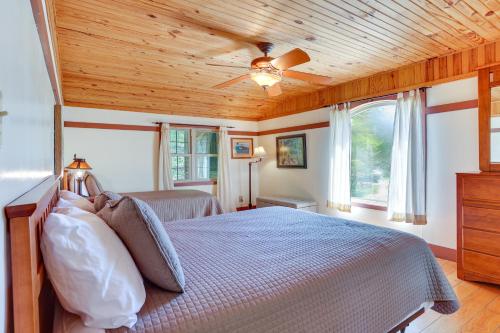 Schlafzimmer mit einem Bett mit Holzdecke in der Unterkunft Dreamy Indiana Cabin Rental with Shared Amenities! in Taswell