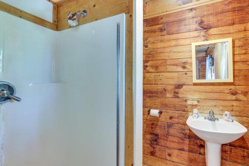 baño con lavabo y paredes de madera en Home Near Hoosier National Forest with Fire Pit!, en Taswell