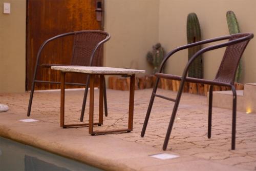 two chairs and a table on a counter at Seuia Departamentos con alberca a pasos del lago in Ajijic