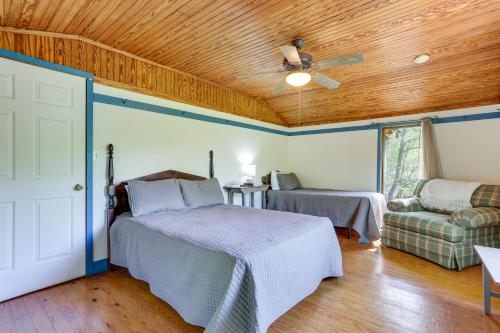 מיטה או מיטות בחדר ב-Idyllic Southern Indiana Cabin Near Patoka Lake!