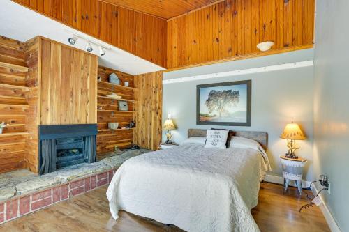 1 dormitorio con 1 cama y chimenea en Vacation Rental Near Hoosier National Forest! en Taswell