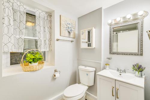 Baño blanco con aseo y lavamanos en Downtown Albany Apartment Walkable Location!, en Albany