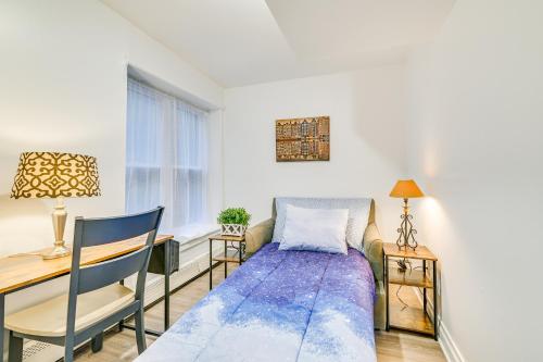 uma cama num quarto com uma secretária e uma mesa em Downtown Albany Apartment Walkable Location! em Albany