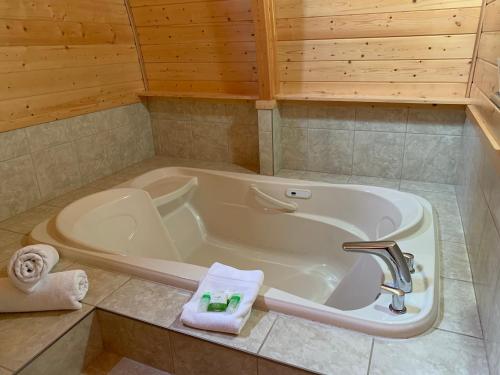 y baño con bañera y lavamanos. en Oyster Bay Resort en Oyster Bay