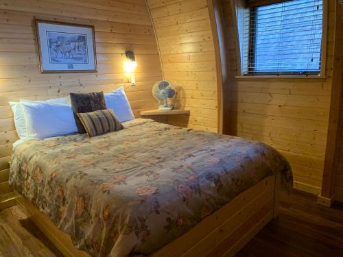 ein Schlafzimmer mit einem Bett in einem Blockhaus in der Unterkunft Oyster Bay Resort in Oyster Bay
