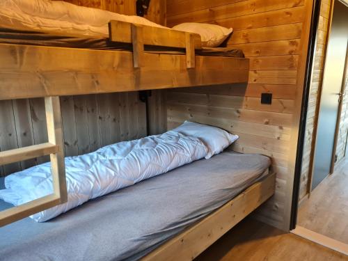 Bud的住宿－Rorbu ved sjøen，小屋内设有一间带两张双层床的卧室