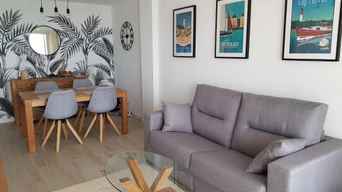 a living room with a couch and a table at Primera linea - Descanso Sol y Mar in Cullera