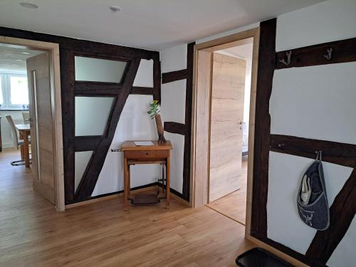 Cette chambre est dotée d'une porte en bois et d'une table avec un sidx de table. dans l'établissement Ferienwohnung Butscher, à Riedlingen