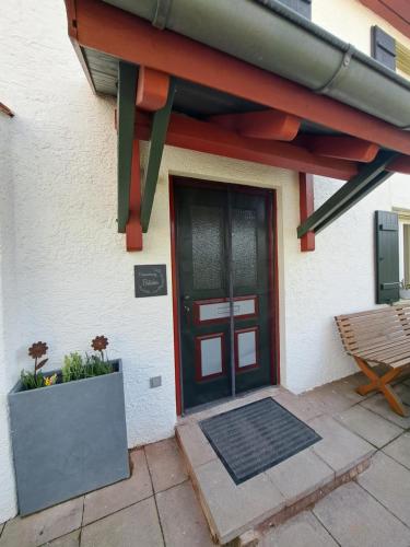 una casa con una porta nera e un tavolo da picnic di Ferienwohnung Butscher a Riedlingen