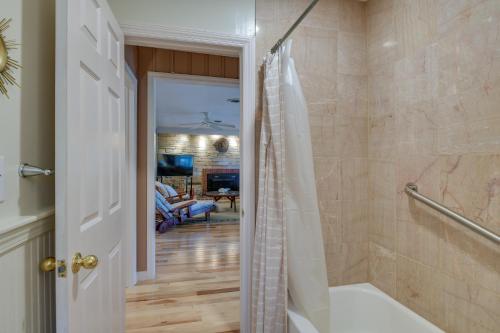 een badkamer met een bad en een douchecabine bij Waterfront Annapolis Home Fire Pit and Fishing Pier in Annapolis