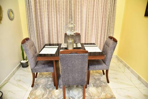 Fotografie z fotogalerie ubytování Elegant 3-Bedroom Condo with Pool, Gym & Free Wi-Fi v destinaci Kampala