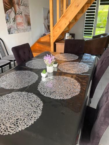 une table de salle à manger avec un plateau noir et blanc dans l'établissement Le clos Isa, à Martin-Église