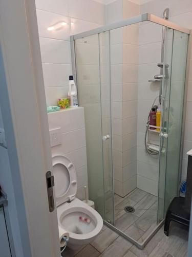 a bathroom with a shower and a toilet at סטודיו במרכז מודיעין in Modi'in-Maccabim-Re'ut