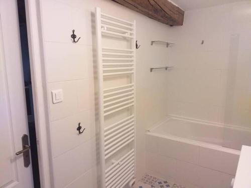baño con ducha y armario blanco en Maison proche de la mer 110m2 en Glatigny