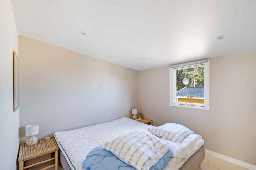 En eller flere senge i et værelse på Beautifully Situated Summer House With Sea View