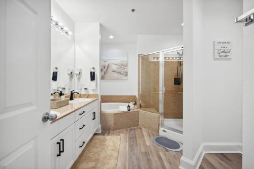 Bathroom sa Laketown Wharf #2011 by Nautical Properties