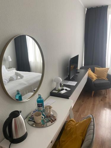 a living room with a mirror and a bed at Markt1 in Perleberg