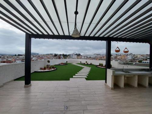 a view from the roof of a building with a green yard at Departamento confortable en Quito in Quito