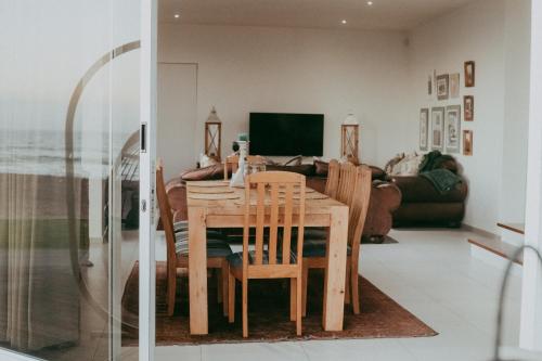 y sala de estar con mesa de comedor y sillas. en Oceana View, en Swakopmund
