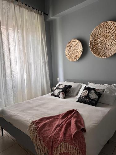 - une chambre avec un lit doté de draps et d'oreillers blancs dans l'établissement Pontida 27, à Bergame