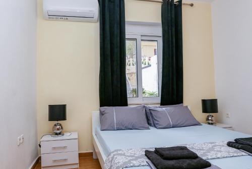 sypialnia z 2 łóżkami i oknem w obiekcie Lana's Rooms w mieście Rodos