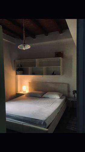 ein Schlafzimmer mit einem großen Bett mit weißem Bettlaken in der Unterkunft The View Spot in Serifos Chora