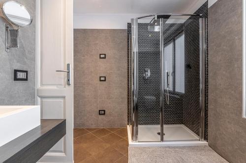 y baño con ducha y puerta de cristal. en [Exclusive-LakeView] Bella Vista Orta, en Omegna