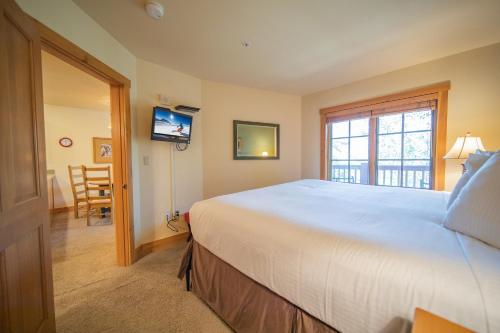 sypialnia z dużym białym łóżkiem i oknem w obiekcie Expedition Station 8622 w mieście Keystone