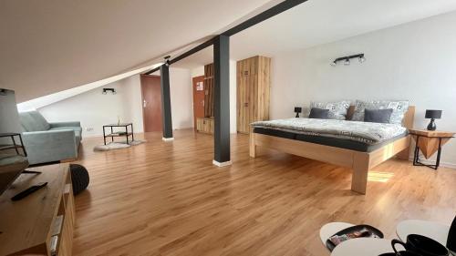 1 dormitorio con 1 cama y sala de estar en Apartmány Stanos Bikes en Revúca